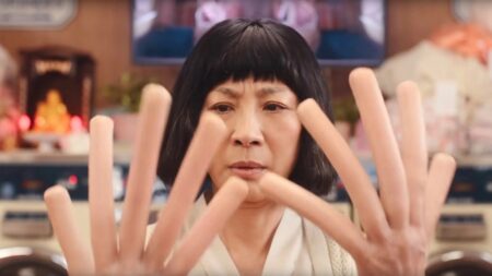 SAG Awards: Conheça a lista de vencedores Michelle Yeoh como Evelyn Wang em Tudo em Todo o Lado ao Mesmo Tempo (Reprodução / A24)