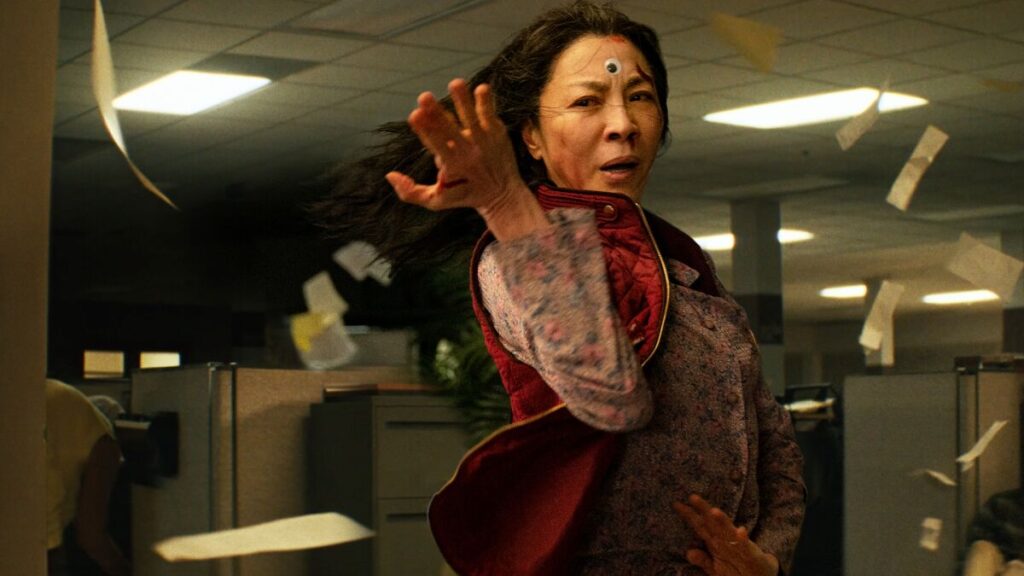 Tudo em Todo o Lugar ao Mesmo Tempo teria mais de 3 horas, revela editor Michelle Yeoh como Evelyn Wang em Tudo em Todo o Lado ao Mesmo Tempo (Reprodução / A24)
