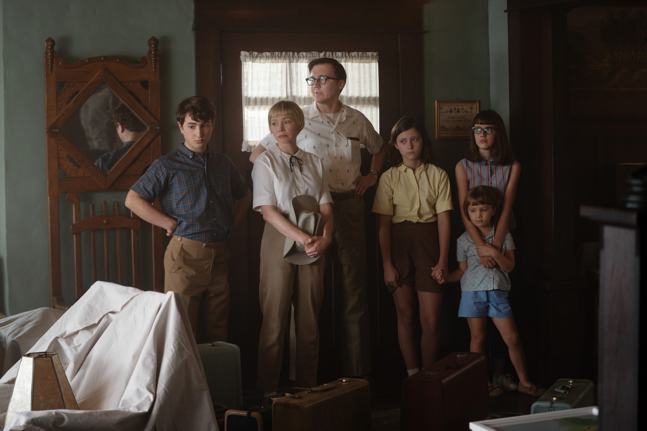 Os Fabelmans comprime vida de Spielberg em seu melhor filme 2 Gabriel LaBelle como Sammy Fabelman, Michelle Williams como Mitzi, Paul Dano como Burt Fabelman, Keeley Karsten como Natalie Fabelman e Julia Butters como Reggie Fabelman em Os Fabelmans