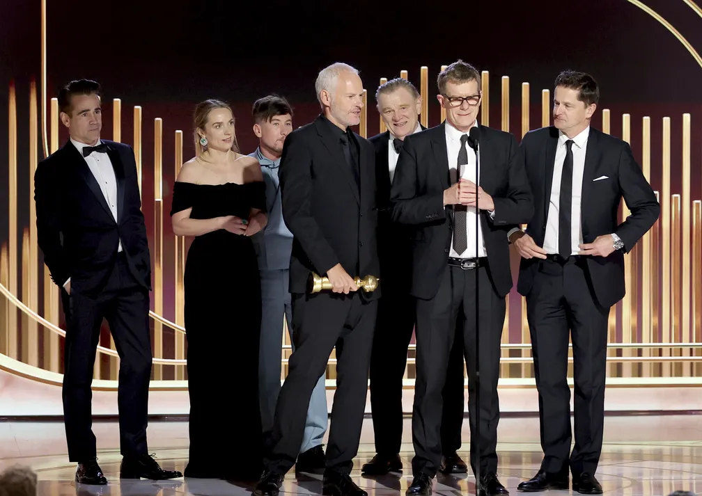 Equipe de Os Banshees de Inisherin recebe o prêmio de Melhor filme de Comédia ou Musical no Globo de Ouro 2023 Foto Rich PolkNBC via AP