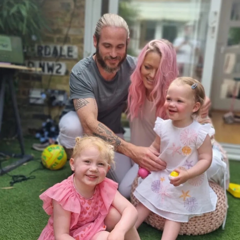 Ex-estrela da Nickelodeon passa por tragédia familiar e fica sem casa 2 Hannah Spearritt, Adam Thomas e as duas filhas (Reprodução Instagram)