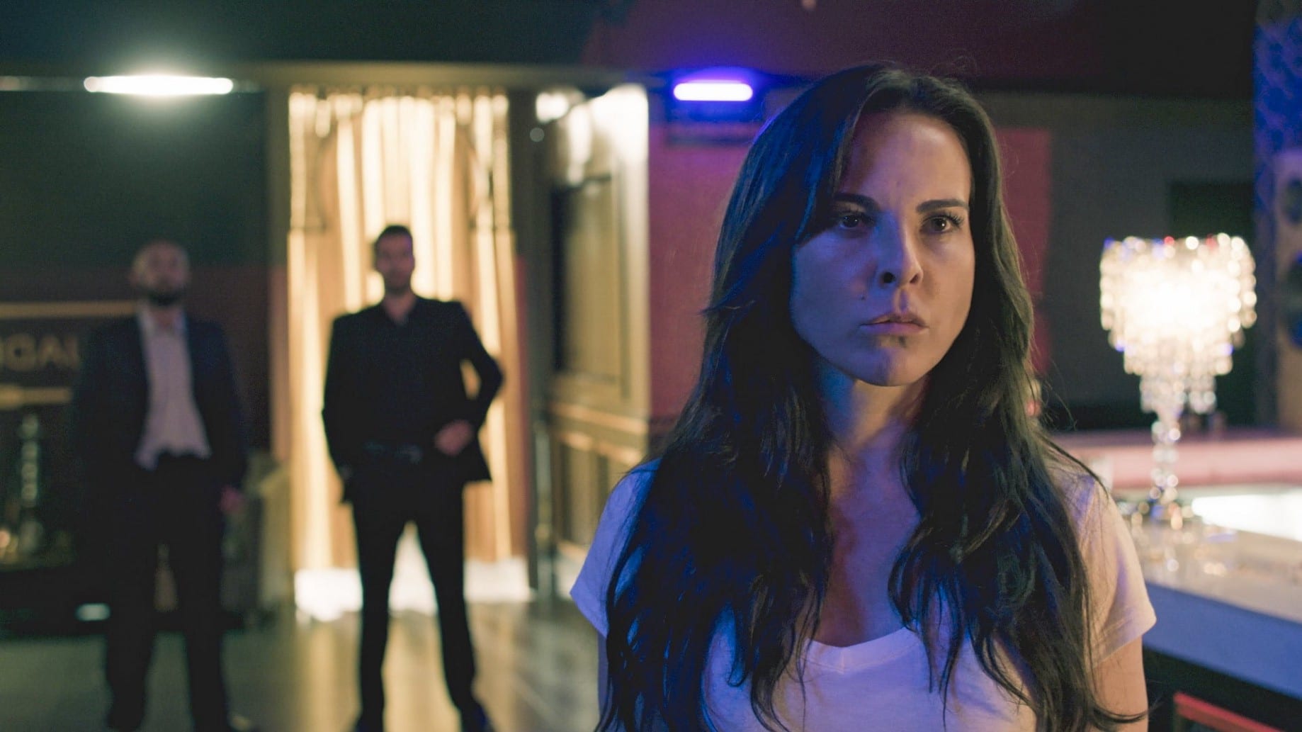 A Rainha do tráfico | Netflix irrita fãs com mudança na série 1 Kate del Castillo como Teresa Mendoza em A Rainha do Tráfico (Reprodução)
