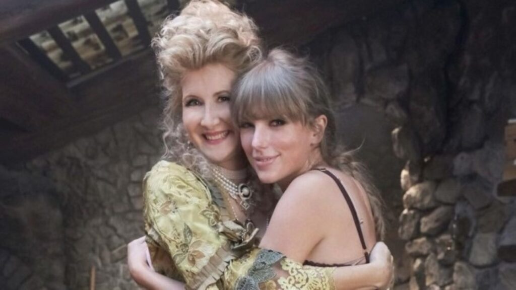 Geração Z! Adolescente ignora Jurassic Park ao tietar Laura Dern: “moça do vídeo da Taylor Swift” Laura Dern e Taylor Swift no set de Bejeweled