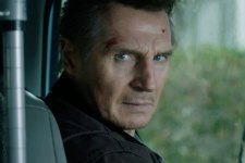 Liam Neeson como Tom Carter em Legado Explosivo (Reprodução)