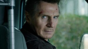 Liam Neeson é sincero sobre atores que chegam atrasados: “Ofensivo” Liam Neeson como Tom Carter em Legado Explosivo (Reprodução)