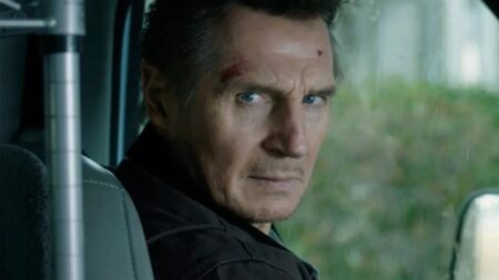 Liam Neeson como Tom Carter em Legado Explosivo (Reprodução)