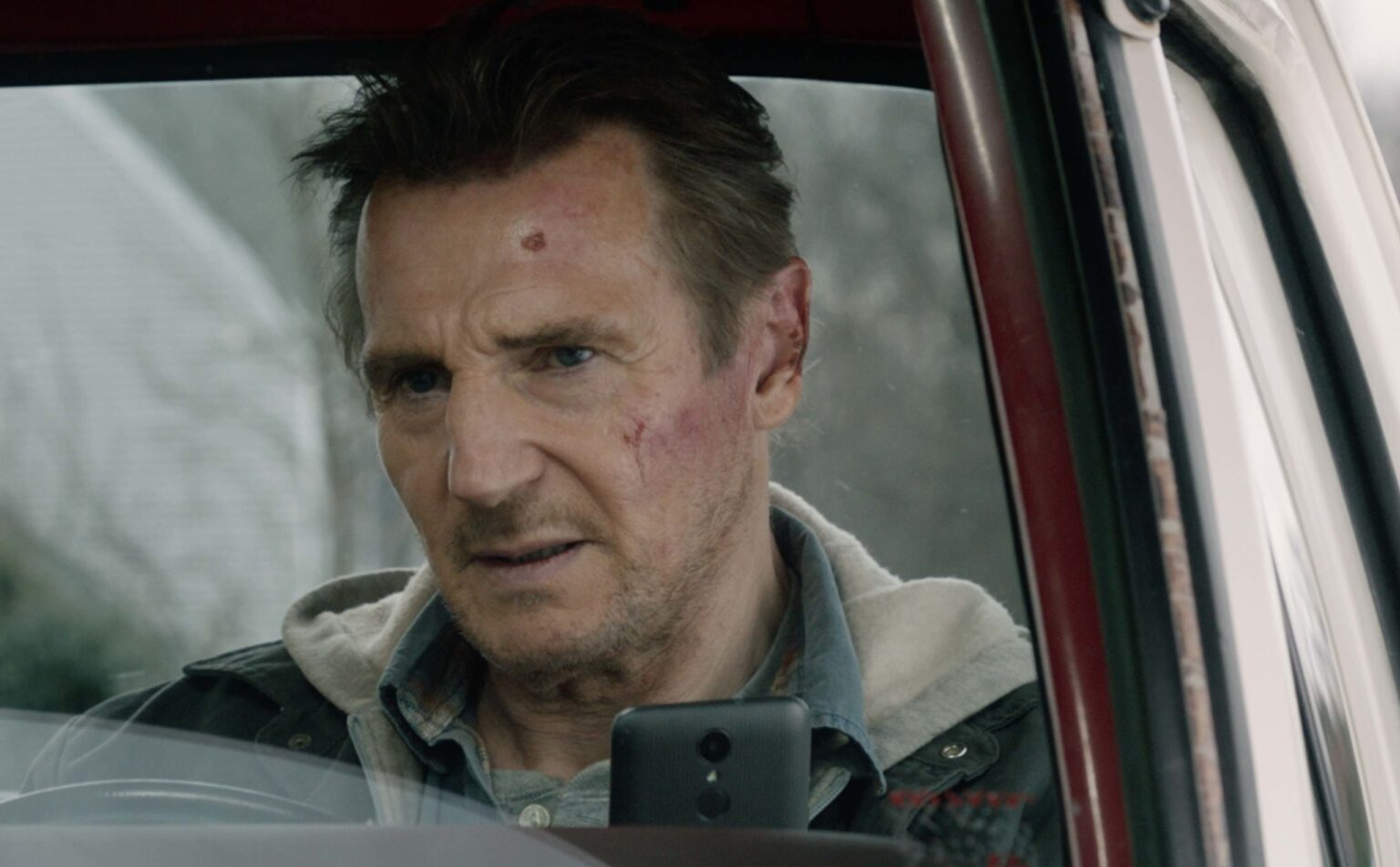 Com muito tiroteio, filme fracassado no cinema conquista assinantes da Netflix Liam Neeson como Tom Carter em Legado Explosivo (Reprodução)