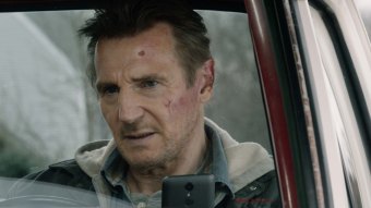 Liam Neeson como Tom Carter em Legado Explosivo (Reprodução)