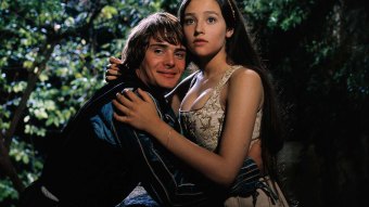 Olivia Hussey como Julieta e Leonard Whiting como Romeu em Romeu e Julieta (Reprodução)