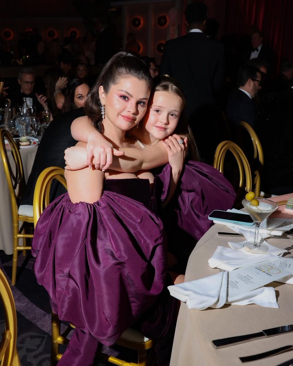 Selena Gomez and sister Gracie Elliott Teefey at the Golden Globes (Play/Twitter)