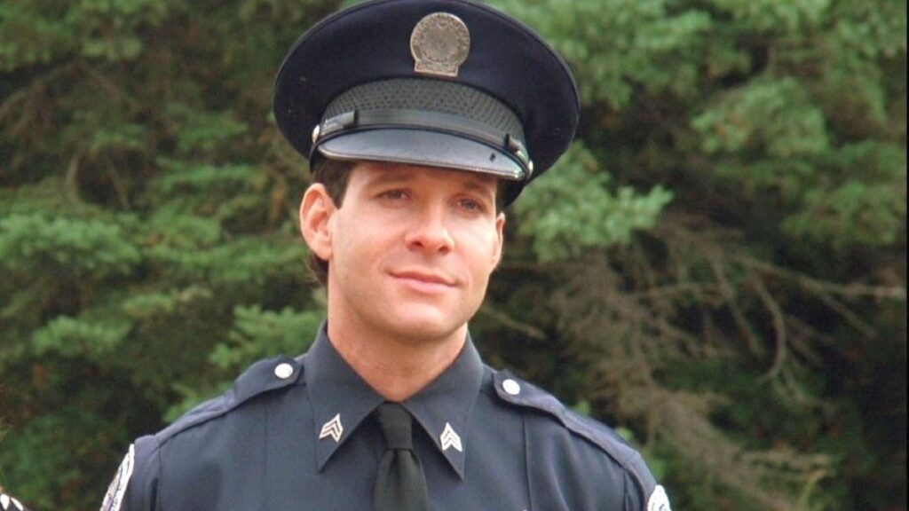 Ator de Loucademia de Polícia volta a atuar após morte do pai Steve Guttenberg como Sargento Carey Mahoney em Loucademia de Polícia