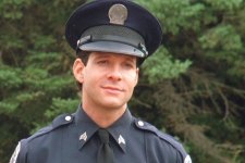 Steve Guttenberg como Sargento Carey Mahoney em Loucademia de Polícia