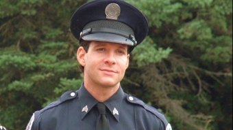 Steve Guttenberg como Sargento Carey Mahoney em Loucademia de Polícia