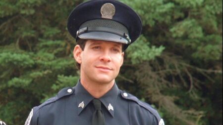 Ator de Loucademia de Polícia volta a atuar após morte do pai Steve Guttenberg como Sargento Carey Mahoney em Loucademia de Polícia