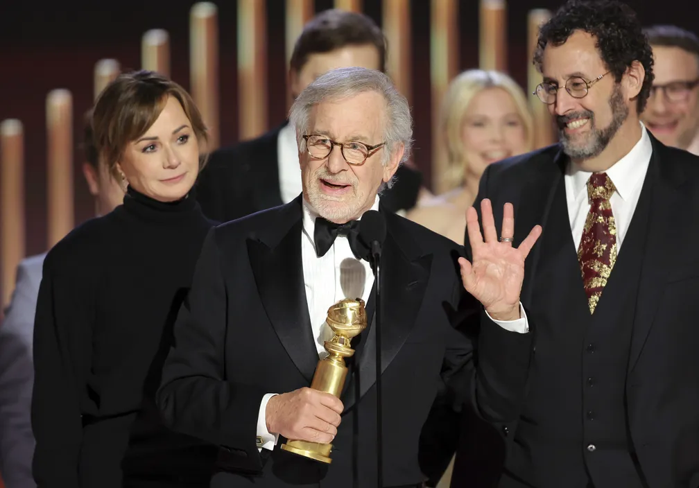 Steven Spielberg recebendo o prêmio de Melhor Filme de Drama para Os Fablemans (Foto Rich PolkNBC via AP)