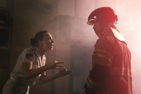 Todo Dia a Mesma Noite – 1ª Temporada Gabi Munhoz como Capitã Idalina em Todo Dia a Mesma Noite
