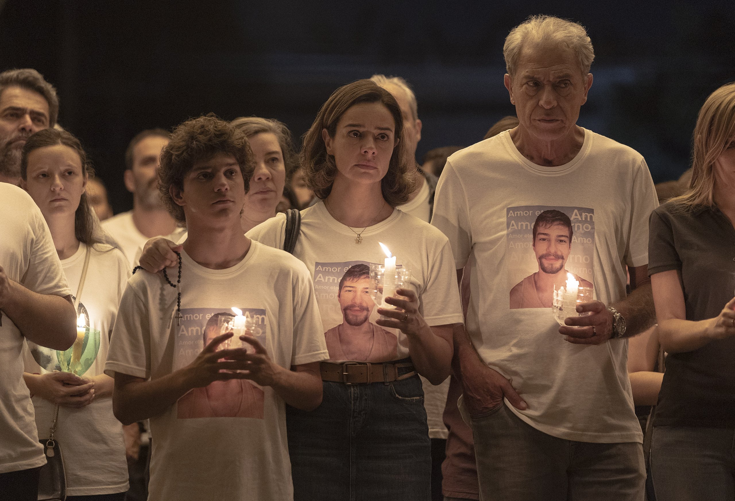 Série da Netflix sobre a Boate Kiss é criticada e diretora rebate citando vítimas 1 Pedro Sol como Luis, Raquel Karro como Livia e Paulo Gorgulho como Ricardo em Todo Dia a Mesma Noite