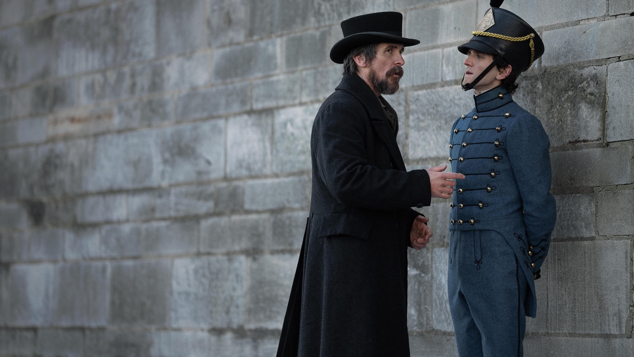 Augustus Landor (Christian Bale) e Edgar Allan Poe (Harry Melling) em O Pálido Olho Azul 