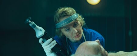 Elenco de A Mulher dos Mortos: conheça a série, os atores e curiosidades Anna Maria Mühe como Brünhilde Blum em A Mulher dos Mortos (Divulgação / Netflix)