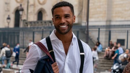 Lucien Laviscount como Alfie em Emily em Paris