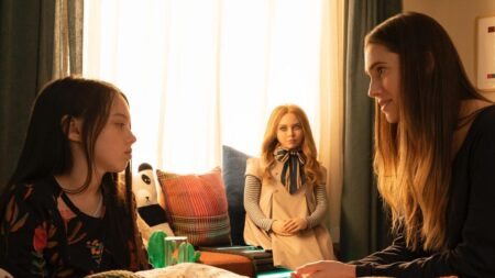 Violet McGraw como Cady e Allison Williams como Gemma em M3GAN (Divulgação)