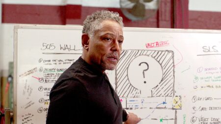 Giancarlo Esposito como Leo Pap em Caleidoscópio