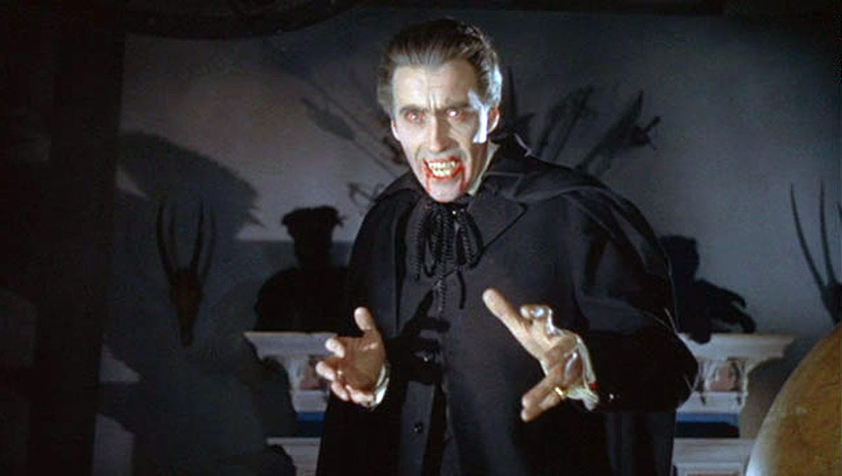Nicolas Cage não aparece muito em Renfield: "Drácula não é o protagonista" 3 Christopher Lee como Drácula em O Vampiro da Noite (Reprodução)