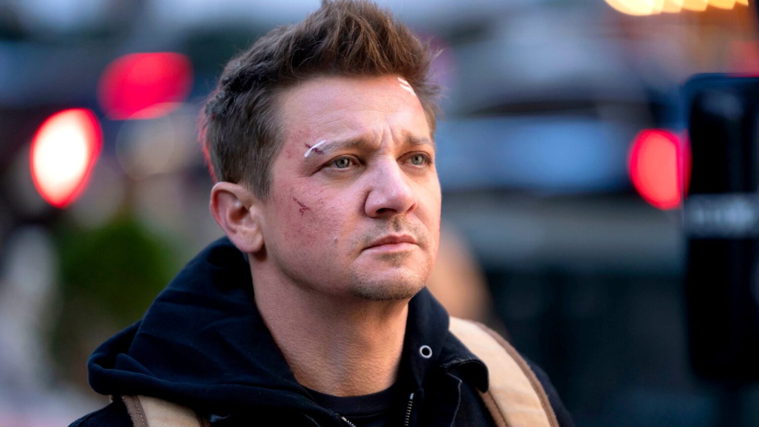 Polícia divulga real causa do trágico acidente de Jeremy Renner Jeremy Renner como Clint Barton em Gavião Arqueiro