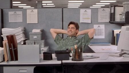 Filme inspira engenheiro a roubar mais de R$ 1 milhão do chefe Ron Livingston em Como Enlouquecer seu Chefe