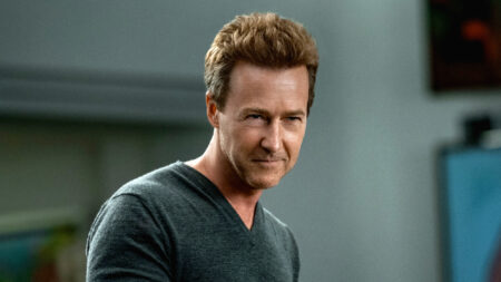 Edward Norton como Miles em Glass Onion: Um Mistério Knives Out