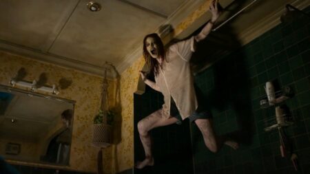 Alyssa Sutherland em A Morte do Demônio: A Ascensão