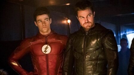 Grant Gustin como Flash e Stephen Amell como Arqueiro Verde
