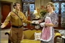 Adolph Hitler é protagonista de sitcom em Heil Honey, I'm Home! (Reprodução)