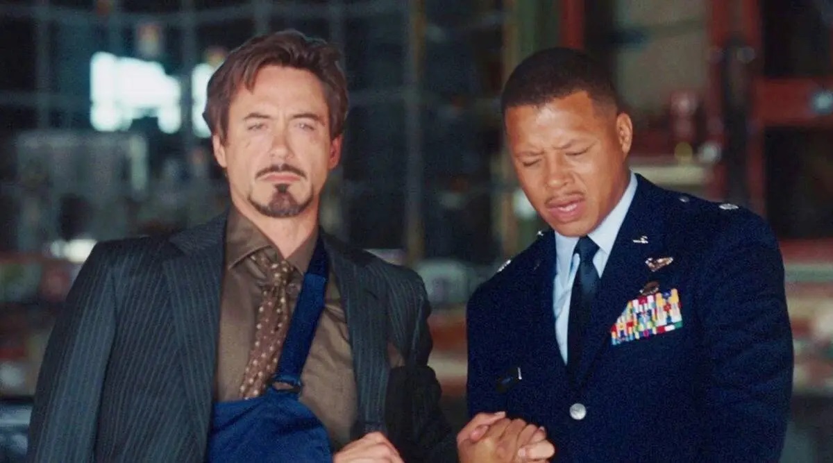 Robert Downey Jr. como Tony Stark/Homem de Ferro e Terrence Howard como James Rhodes em Homem de Ferro (Reprodução)