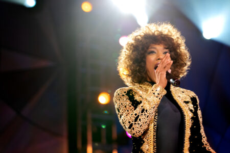 Naomi Ackie como Whitney Houston em I Wanna Dance With Somebody - A História de Whitney Houston