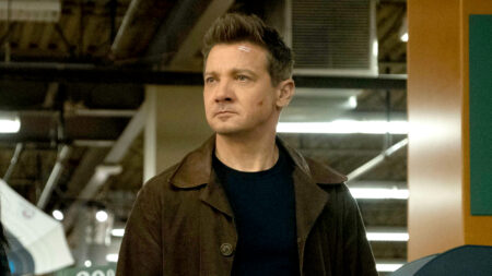 Jeremy Renner como Clint Barton em Gavião Arqueiro