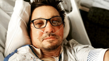 Jeremy Renner mostra recuperação após acidente GRAVÍSSIMO Jeremy Renner publica foto na UTI