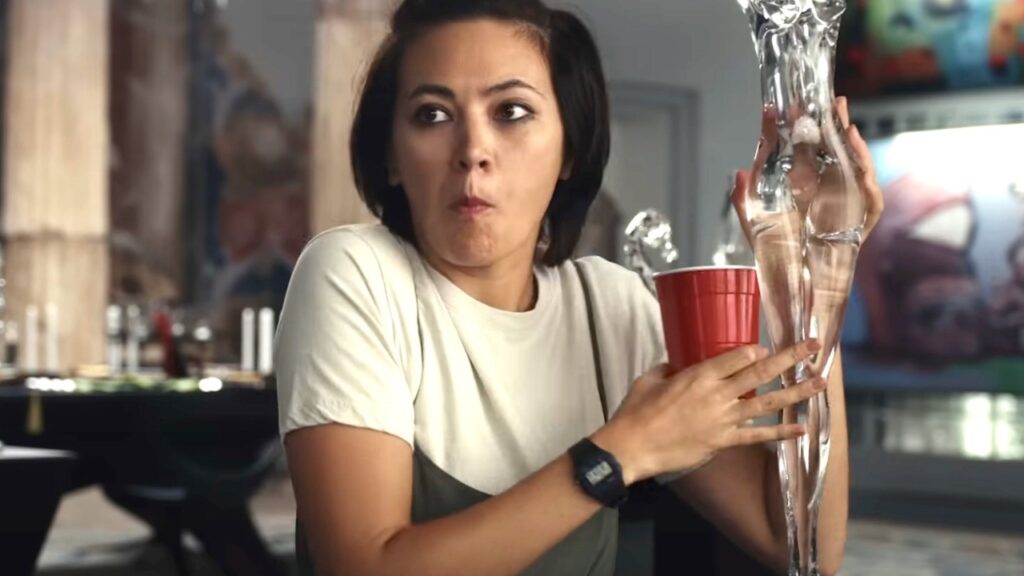 Glass Onion | Acidente de bastidor acabou entrando no filme Jessica Henwick como Peg em Glass Onion: Um Mistérios Knives Out