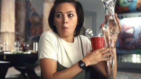Jessica Henwick como Peg em Glass Onion: Um Mistérios Knives Out