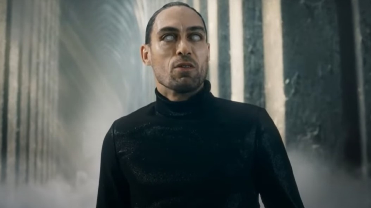 Alex Hassell como Metraton em His Dark Materials