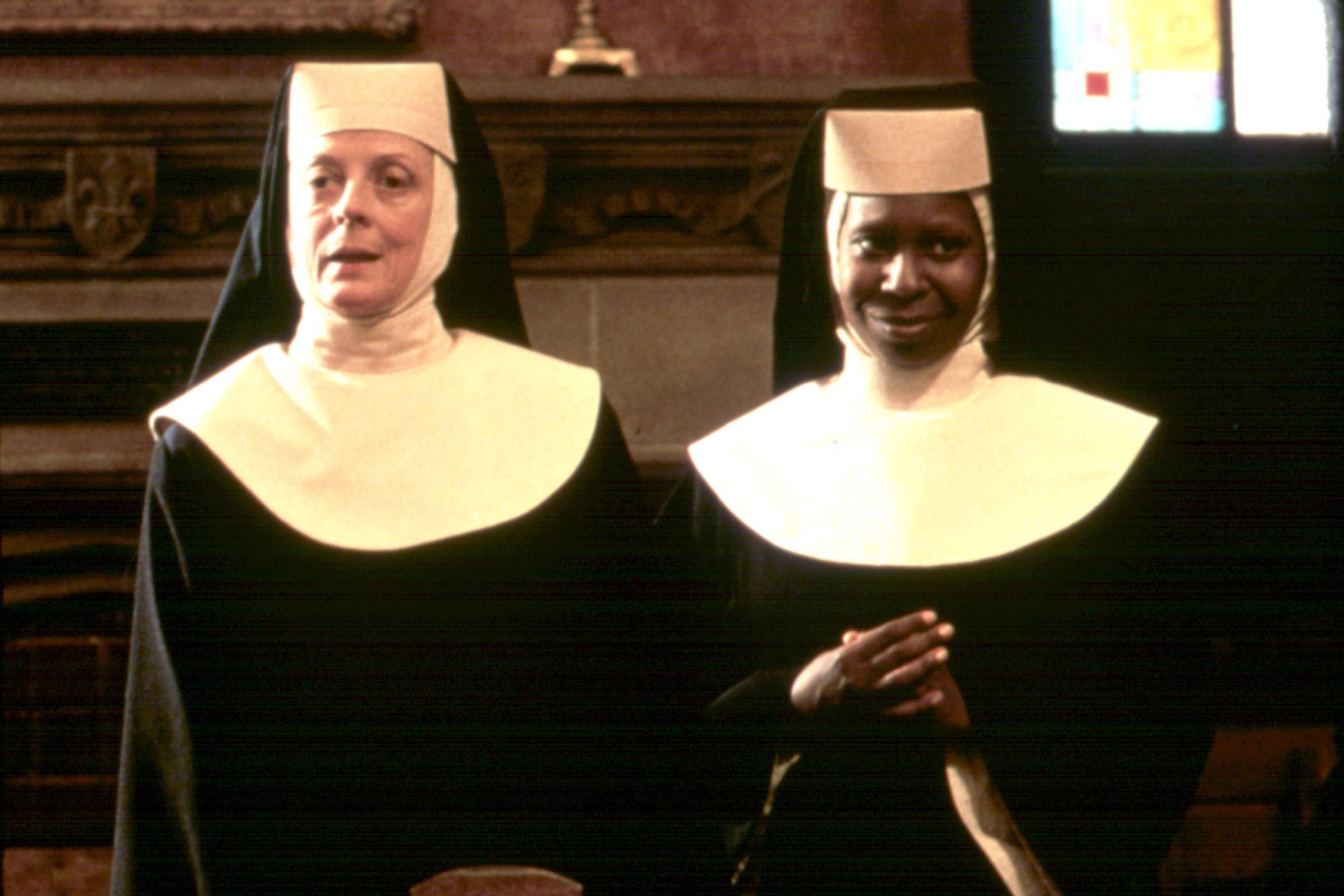 Maggie Smith como a Madre Superiora e Whoopi Goldberg como Deloris Van Cartier/Irmã Mary Clarence em Mudança de Hábito (Reprodução)