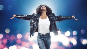 Naomi Ackle como Whitney Houston em I Wanna Dance with Somebody: A História de Whitney Houston (Divulgação)