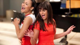 Naya Rivera como Santana López e Lea Michelle como Rachel Berry em Glee (Divulgação)