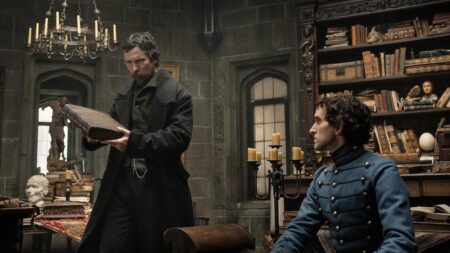 Augustus Landor (Christian Bale) e Edgar Allan Poe (Harry Melling) em O Pálido Olho Azul