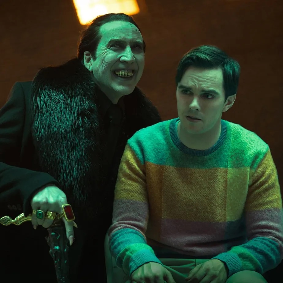 Sem destaque em Renfield, Nicolas Cage pode ganhar filme solo 2 Nicolas Cage como Drácula e Nicholas Hoult como Renfield em Renfield (Reprodução)