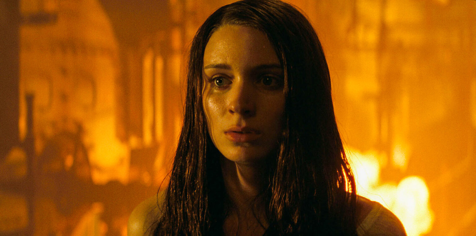 Atriz quase parou de atuar por experiência horrorosa em filme de terror Rooney Mara como Nancy Thompson em A Hora do Pesadelo (Reprodução)