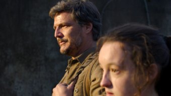Pedro Pascal como Joel e Bella Ramsey como Ellie em The Last of Us (Reprodução / HBO Max)