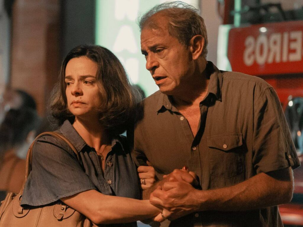Série da Netflix sobre a Boate Kiss é criticada e diretora rebate citando vítimas Raquel Karro como Lívia e Paulo Gorgulho como Ricardo em Todo Dia a Mesma Noite - Boate Kiss