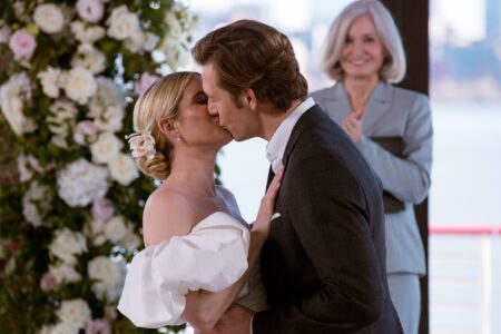 Casamento em Familia Emma Roberts como Michelle e Luke Bracey como Allen em Casamento em Família