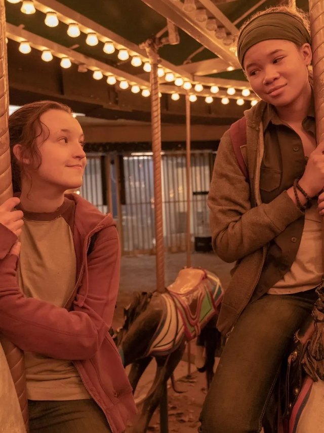 Bella Ramsey como Ellie e Storm Reid como Riley em The Last of Us